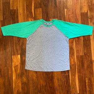 NWOT Woman’s size 3XL Green and Heather Gray Raglan Long Sleeve T-shirt